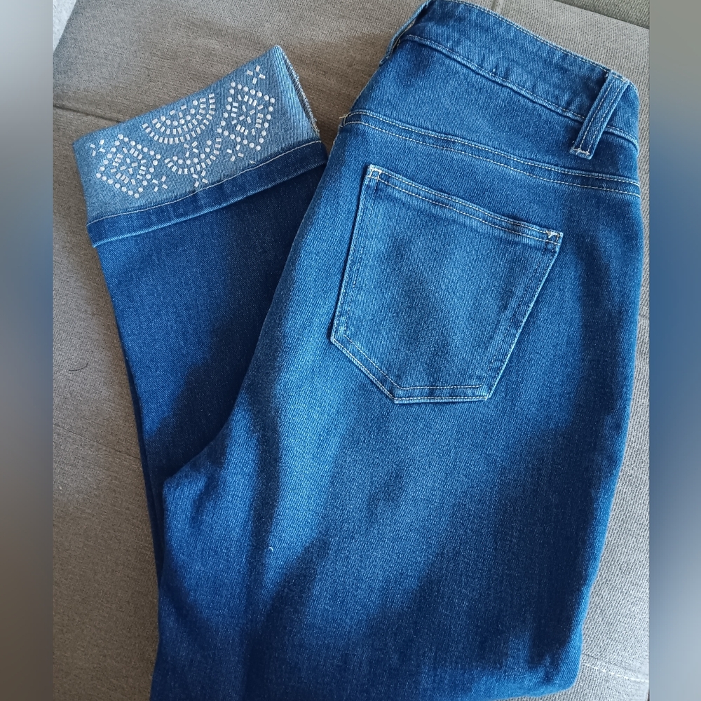 ❤️Stylish Blue Women's Cropped Jeans with Embellished Cuff